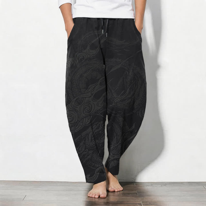 Buddha Stones Pantalones de hombre de algodón puro con estampado de ondas de dragón místico, cordón ajustable y corte cónico, con bolsillos. - Negro - US/UK/AU50, EU60 (5XL) - image 0