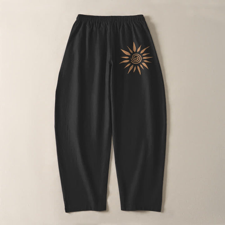 Buddha Stones Pantalones de hombre de algodón puro con estampado de espiral solar, cordón ajustable y corte cónico, con bolsillos. - image 3