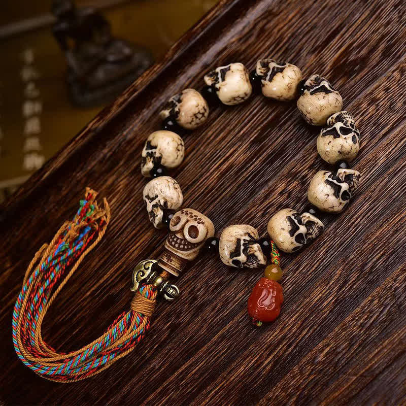 Buddha Stones Pulsera protectora tibetana de cuentas de hueso talladas a mano con el patrón del Señor del Bosque de los Cadáveres - 22 × 14 × 13 mm - image 0