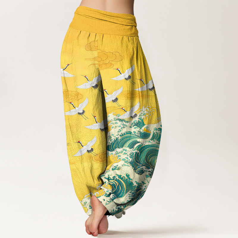 Buddha Stones Pantalones harem de mujer con cintura elástica y estampado de grullas y olas marinas en color blanco algodón. - image 2