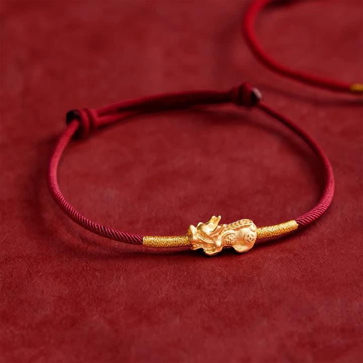 Buddha Stones Pulsera de la suerte PiXiu de hilo rojo hecha a mano - Rojo oscuro (circunferencia de la muñeca: 15-19 cm) - image 0
