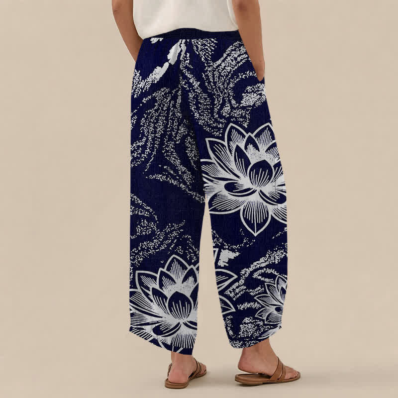 Buddha Stones Pantalones harem de algodón blanco con estampado floral de loto, cintura elástica plisada y bolsillos para mujer. - image 2