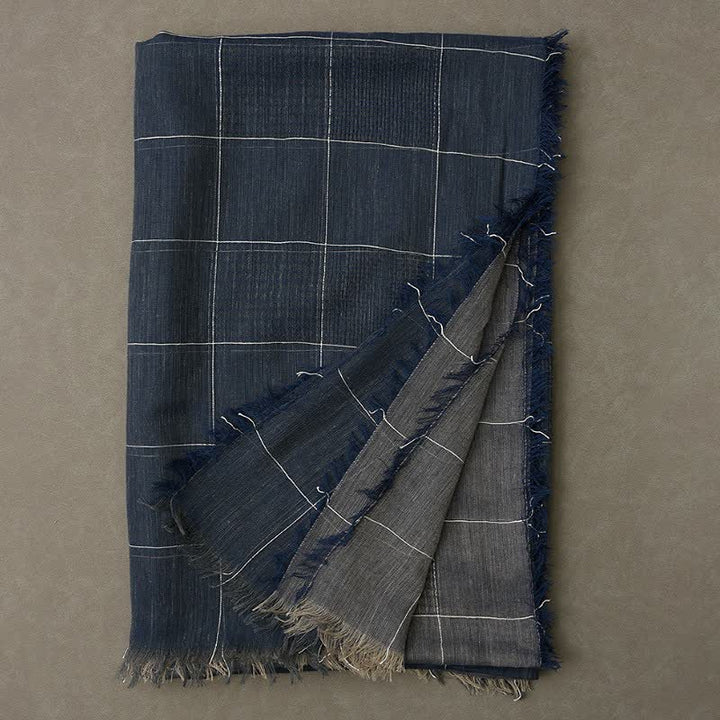 Bufanda de hombre con borlas y estampado de cuadrícula oscura, ideal para otoño e invierno, con diseño de Buddha Stones. - image 4
