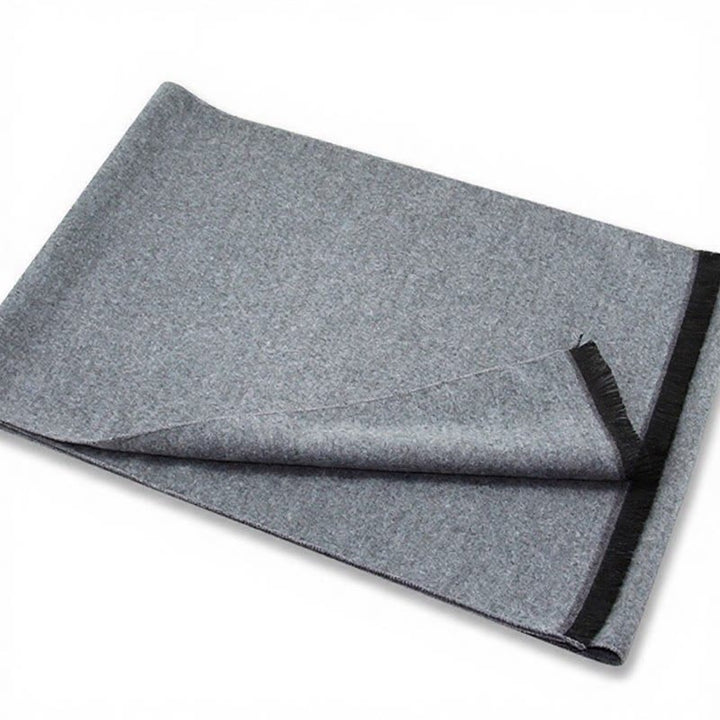 Bufanda cómoda para hombre con flecos y estampado a cuadros grises, estilo clásico de otoño/invierno, de Buddha Stones. - image 1