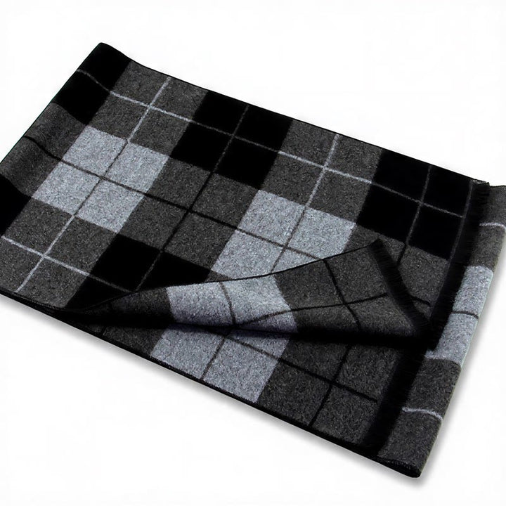 Bufanda cómoda para hombre con flecos y estampado a cuadros grises, estilo clásico de otoño/invierno, de Buddha Stones. - image 3