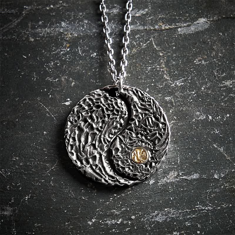 Buddha Stones Collar con colgante redondo grabado de cobre con el símbolo del equilibrio Yin Yang. - image 1