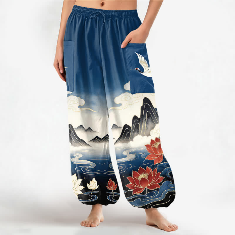 Buddha Stones Pantalones harem de algodón con estampado de paisaje oriental, loto y grulla para mujer, cintura elástica y bolsillos laterales. - Azul acero - US16，UK/AU20，EU48 (3XL) - image 0