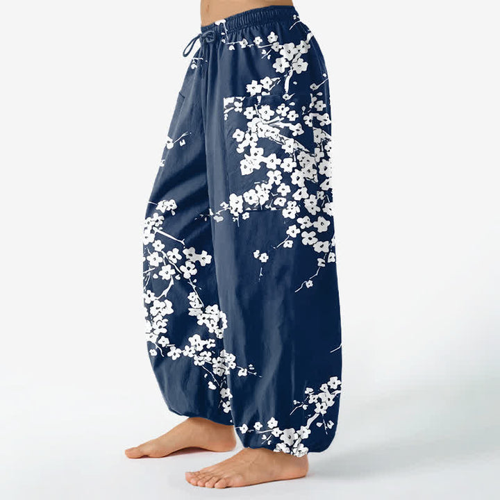 Buddha Stones Pantalones harem de algodón blanco con estampado de flores de ciruelo y cintura elástica para mujer, con bolsillos laterales. - image 1