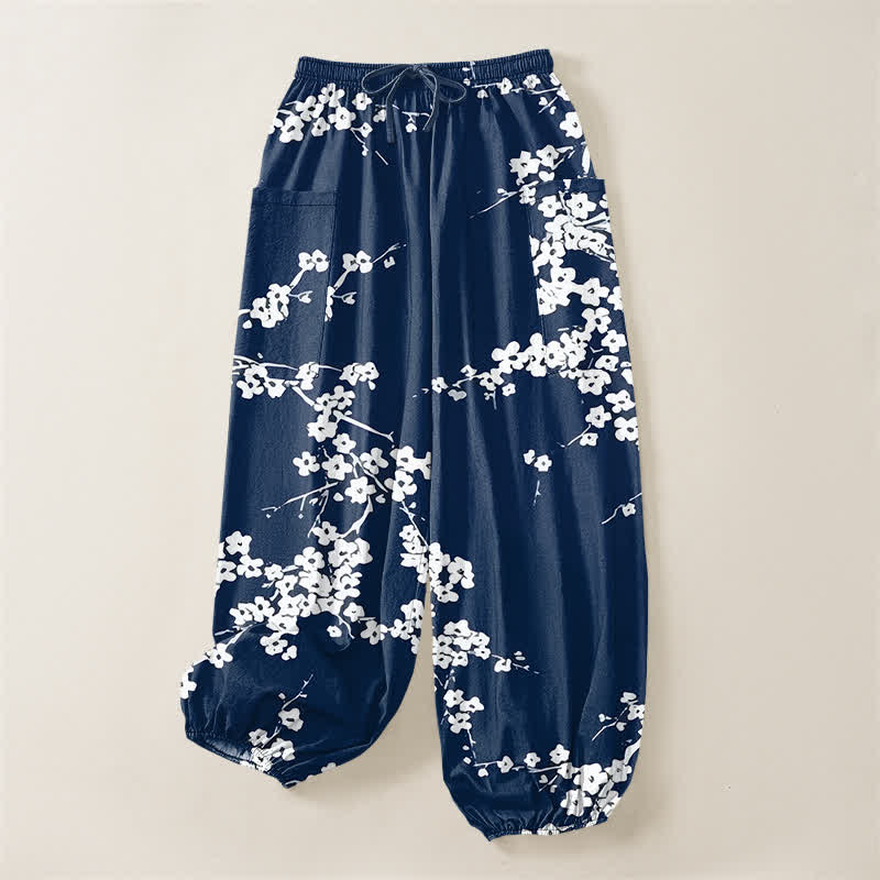 Buddha Stones Pantalones harem de algodón blanco con estampado de flores de ciruelo y cintura elástica para mujer, con bolsillos laterales. - image 3