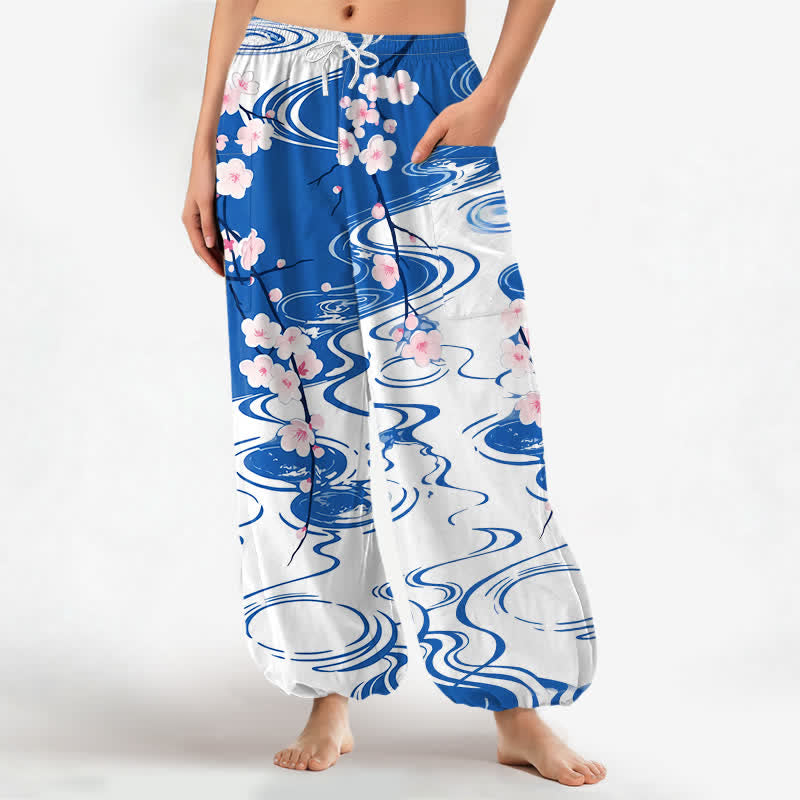 Buddha Stones Pantalones harem de mujer con cintura elástica y bolsillos laterales, estampado de flores de cerezo en algodón con efecto de ondas de agua. - Azul - US16，UK/AU20，EU48 (3XL) - image 0