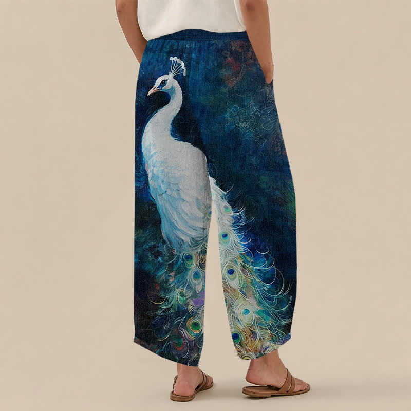Buddha Stones Pantalones harem de mujer de algodón blanco con estampado de plumas de pavo real, cintura elástica plisada y bolsillos. - image 2