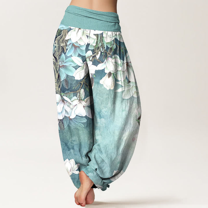 Buddha Stones Pantalones harem de mujer con cintura elástica y estampado de magnolias blancas de algodón. - image 2
