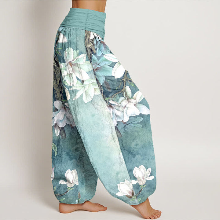 Buddha Stones Pantalones harem de mujer con cintura elástica y estampado de magnolias blancas de algodón. - image 1