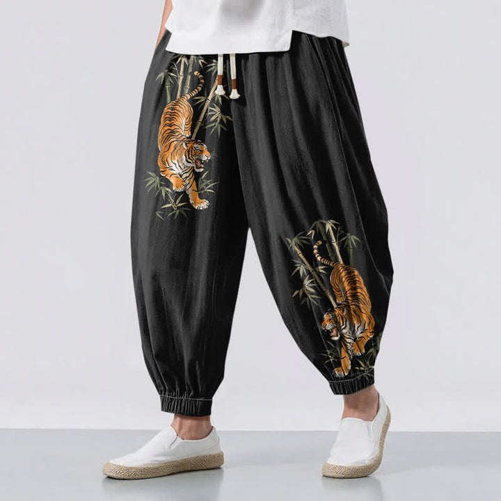 Buddha Stones Pantalones harem para hombre de algodón puro con estampado de bambú y tigre, con cordón ajustable y bolsillos. - Negro - US/UK/AU50, EU60 (5XL) - image 0