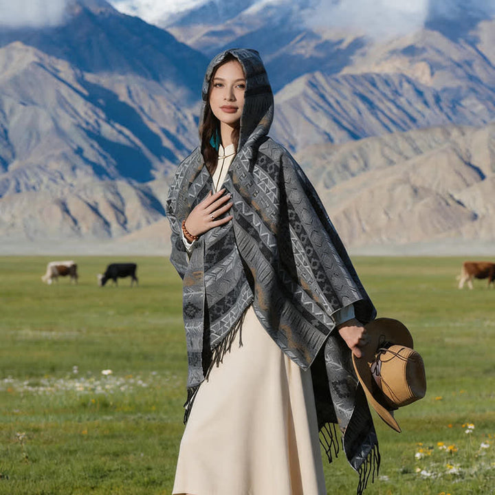 Buddha Stones Poncho con capucha, rayas geométricas y borlas para mujer, ideal para otoño e invierno. - image 18