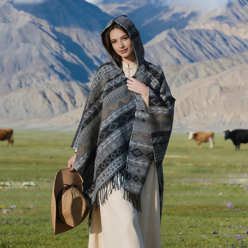 Buddha Stones Poncho con capucha, rayas geométricas y borlas para mujer, ideal para otoño e invierno. - image 17