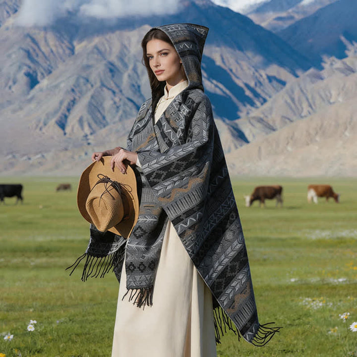 Buddha Stones Poncho con capucha, rayas geométricas y borlas para mujer, ideal para otoño e invierno. - image 19
