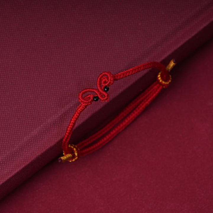 Buddha Stones Pulsera de la suerte con forma de cabra, tejida a mano con hilo rojo. - image 1