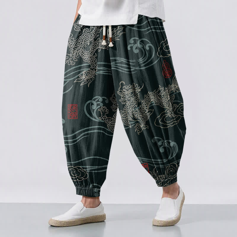 Buddha Stones Pantalones harem para hombre de algodón puro con estampado étnico de dragón, cordón ajustable y bolsillos. - Gris pizarra oscuro - US/UK/AU50, EU60 (5XL) - image 12