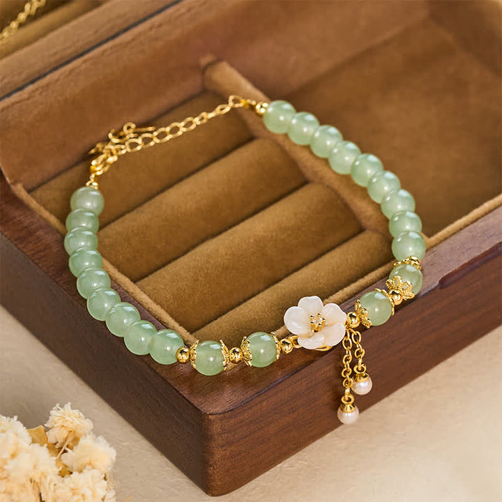 Buddha Stones Pulsera con dije de perlas y flor de la suerte inspirada en el jade Hetian de cobre - image 1