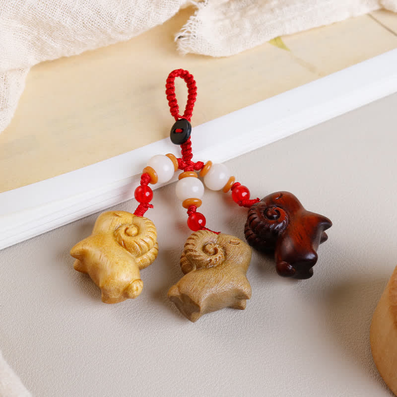 Buddha Stones Llaveros de prosperidad con tres cabras, tallados a mano en madera de sándalo y ébano. - Tres cabras - image 0