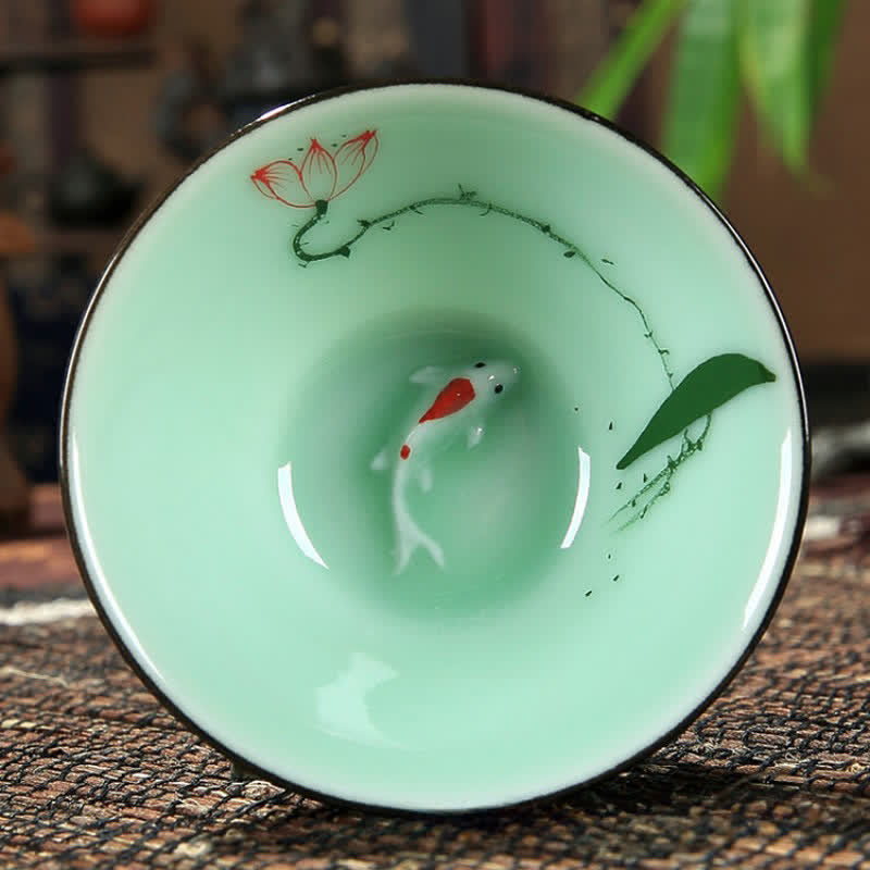 Buddha Stones Taza de té Douli de cerámica celadón pintada a mano con diseño de loto y carpa koi - Tres lotos - image 1