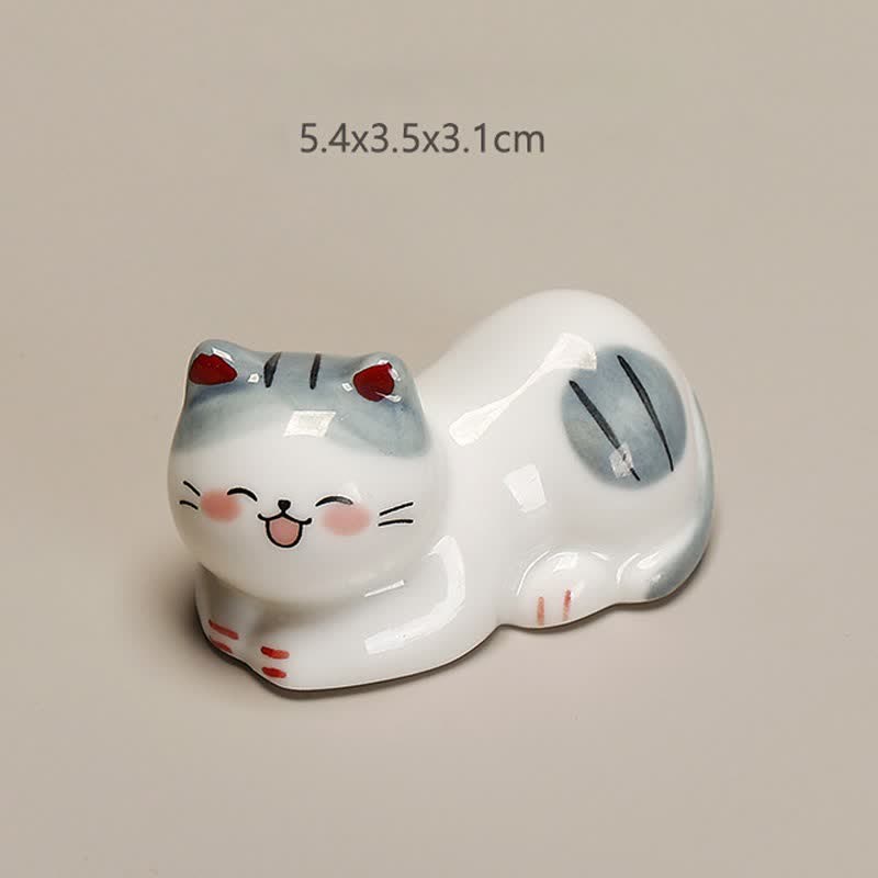 Buddha Stones Soporte pequeño de cerámica con forma de gato de la suerte para palillos de mesa - Gato tumbado sobre su lado izquierdo. Aprox. 5,4 × 3,5 × 3,1 cm. - image 1