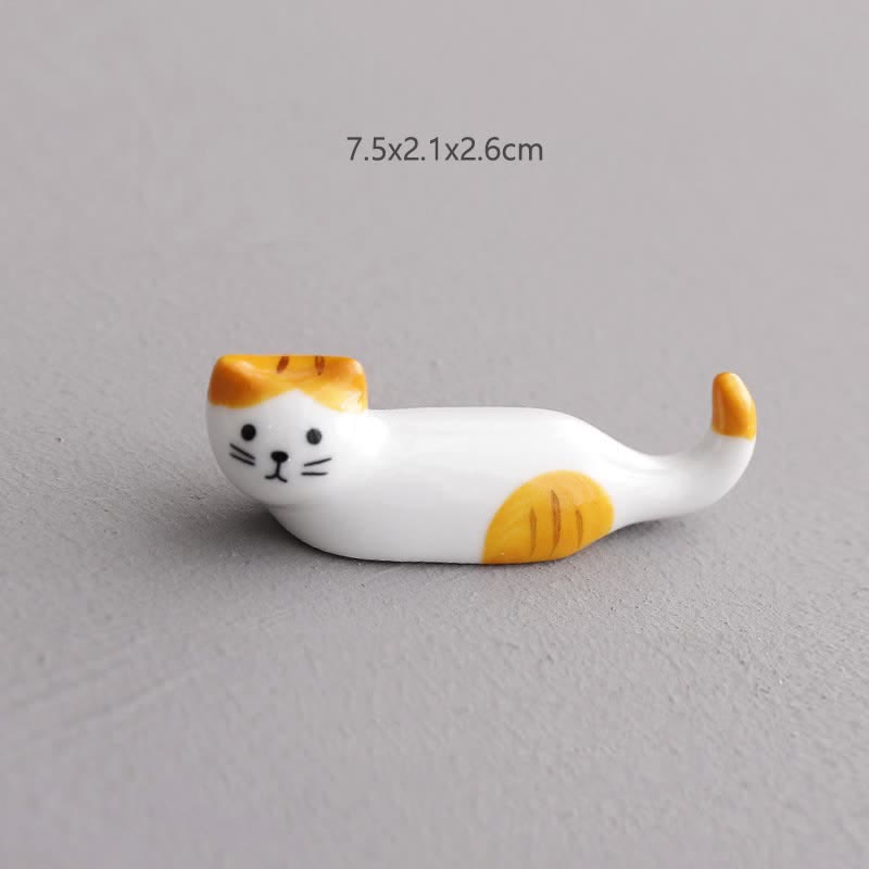 Buddha Stones Soporte para palillos de cerámica con diseño de gato juguetón - Gato de orejas amarillas y cola rizada. Aprox. 7,5 × 2,1 × 2,6 cm - Cerámico - image 1