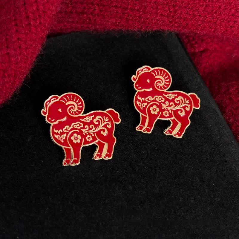 Buddha Stones Broche de la prosperidad con la cabra del zodiaco chino en rojo y dorado - Cabra - image 0