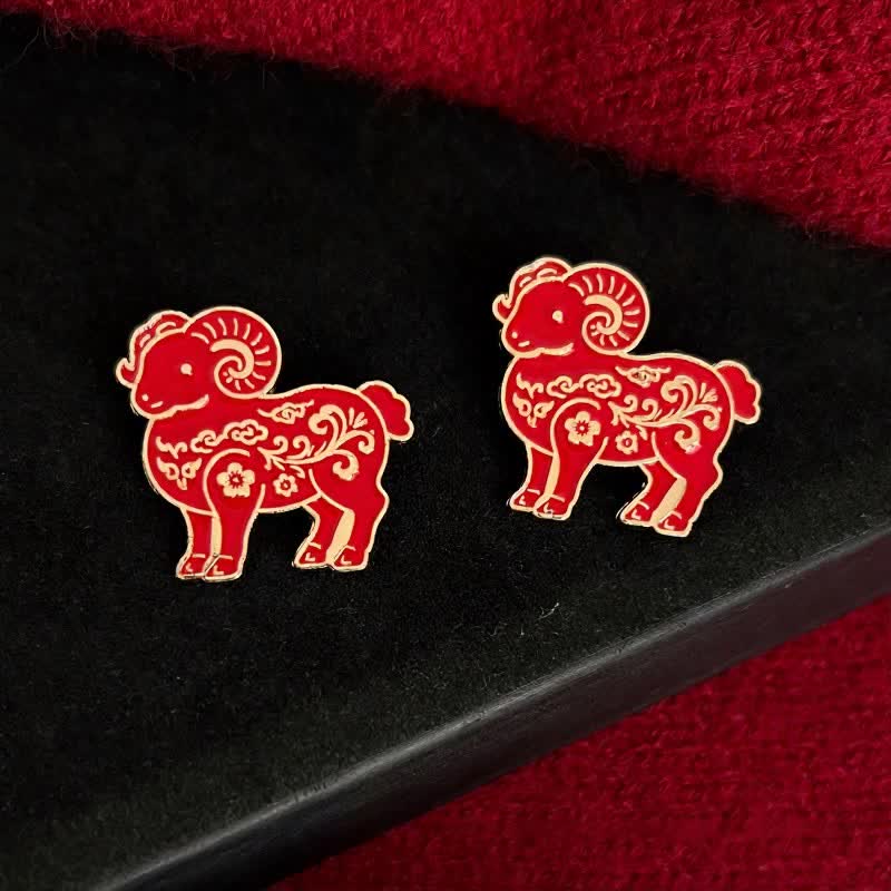 Buddha Stones Broche de la prosperidad con la cabra del zodiaco chino en rojo y dorado - image 1