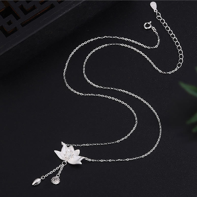 Colgante de collar de iluminación tallada con vaina de flor de loto de plata de ley 999 con Buddha Stones