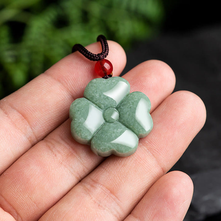 Colgante de collar de prosperidad de jade con trébol de cuatro hojas de la suerte natural con Buddha Stones