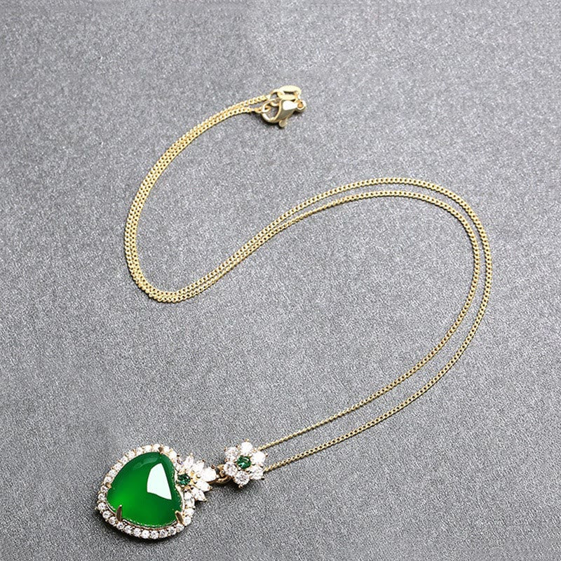 Colgante de collar con diseño de corazón de amor de Calcedonia verde con Buddha Stones