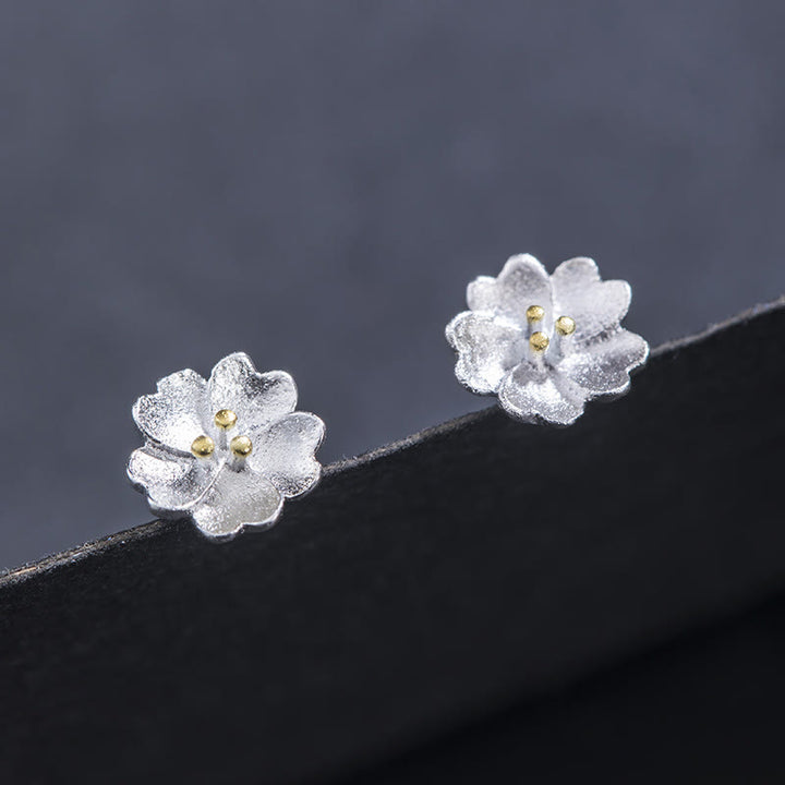 Pendientes de tuerca con diseño floral de flores de cerezo en plata de ley 925 de Buddha Stones