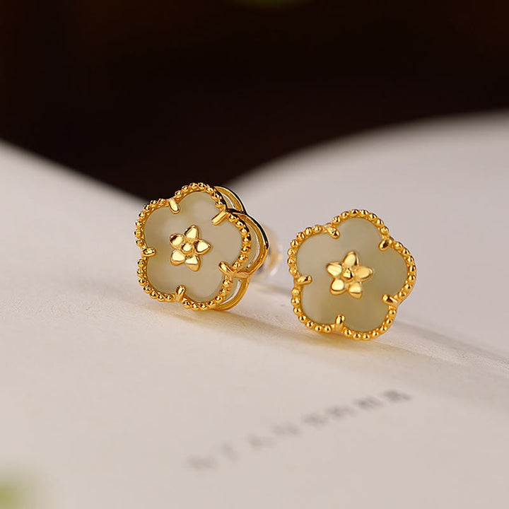 Pendientes de tuerca de la suerte con flor de ciruelo de jade hetiano de plata de ley 925 con Buddha Stones