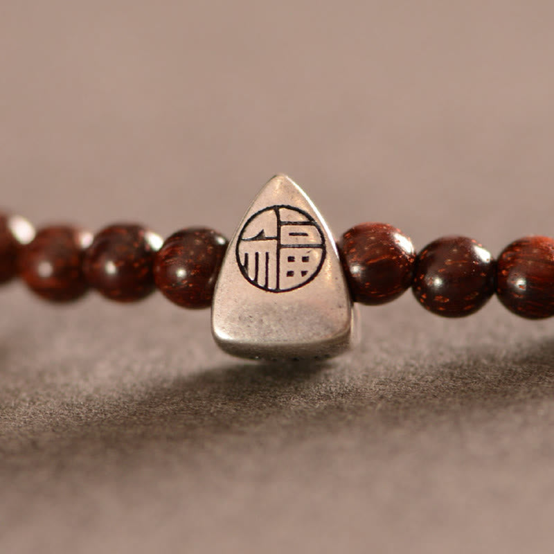 Pulsera de triple envoltura con protección de carácter Fu de sándalo rojo de hoja pequeña india de plata de ley 925 con Buddha Stones
