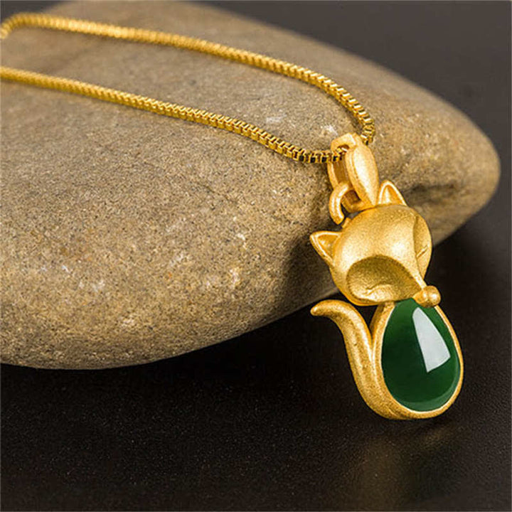 Colgante de collar con diseño de zorro de calcedonia verde con Buddha Stones