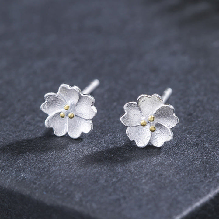 Pendientes de tuerca con diseño floral de flores de cerezo en plata de ley 925 de Buddha Stones
