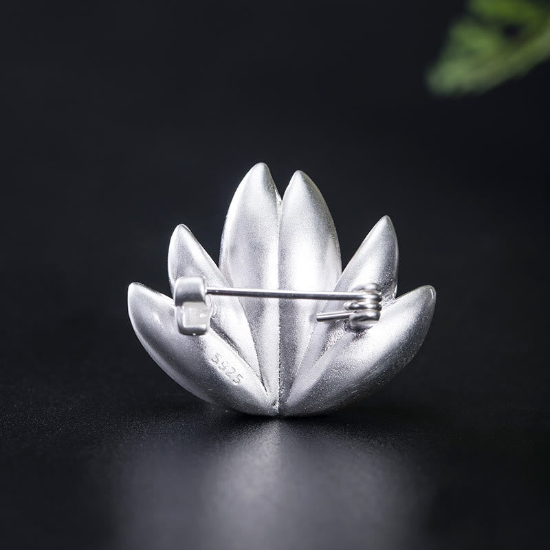 Broche de nuevo comienzo con perlas de flor de loto plateado de Ley 925 con Buddha Stones