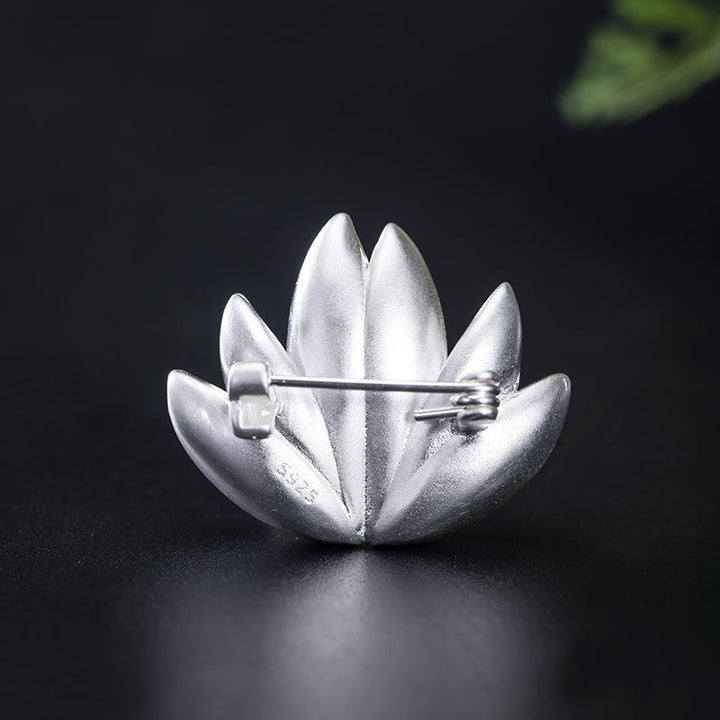 Broche de nuevo comienzo con perlas de flor de loto plateado de Ley 925 con Buddha Stones
