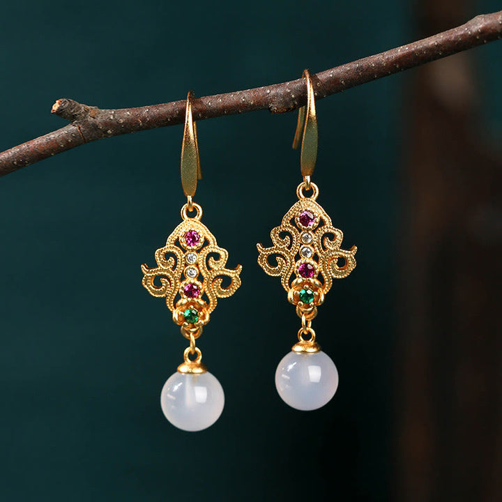 Pendientes colgantes positivos de calcedonia redonda chapados en oro de 24 quilates con Buddha Stones