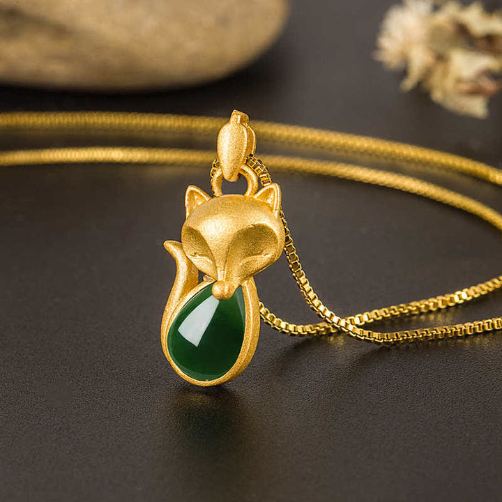 Colgante de collar con diseño de zorro de calcedonia verde con Buddha Stones