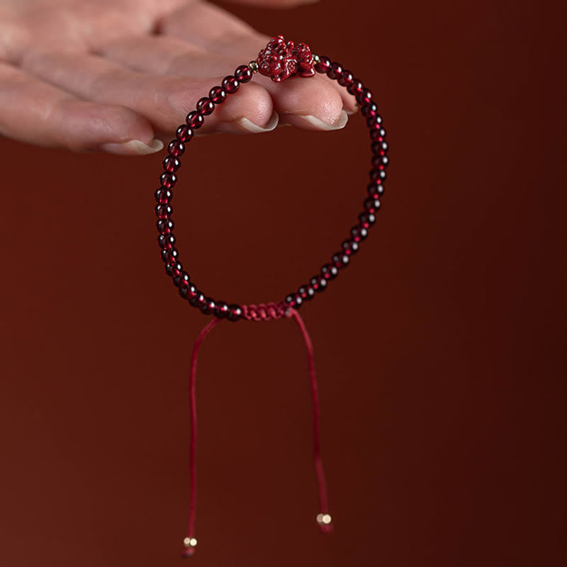 Pulsera de hilo con Buddha Stones Granate cinabrio PiXiu Blessing Calm