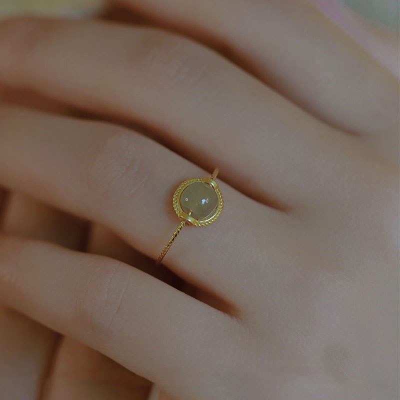Anillo ajustable de prosperidad de la suerte de jade redondo chapado en oro de 14 quilates con Buddha Stones