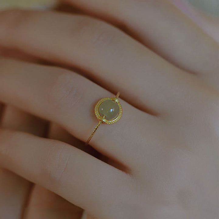 Anillo ajustable de prosperidad de la suerte de jade redondo chapado en oro de 14 quilates con Buddha Stones