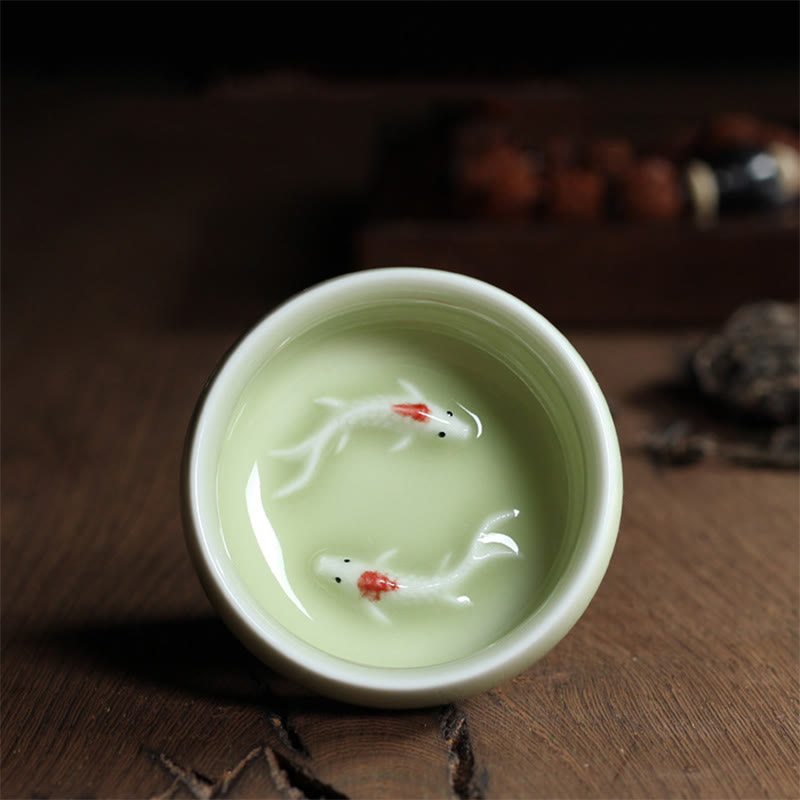 Taza de té de cerámica con forma de pez koi de colores y Buddha Stones