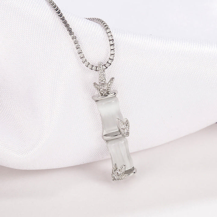 Colgante de collar de armonía con patrón de bambú de calcedonia de Buddha Stones
