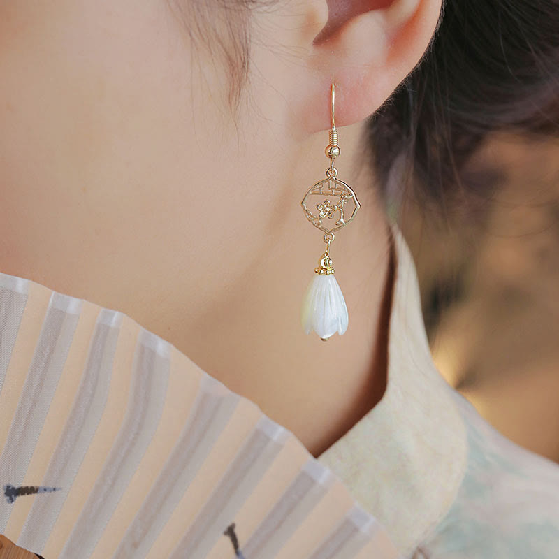 Pendientes colgantes con bendición de flores de magnolia, piedra Tridacna de cobre chapado en oro de 14 quilates con Buddha Stones