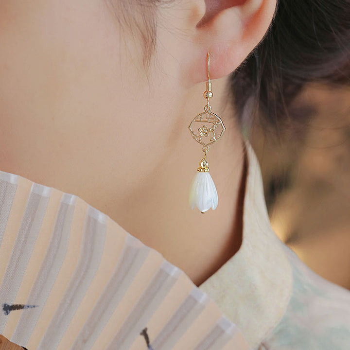 Pendientes colgantes con bendición de flores de magnolia, piedra Tridacna de cobre chapado en oro de 14 quilates con Buddha Stones