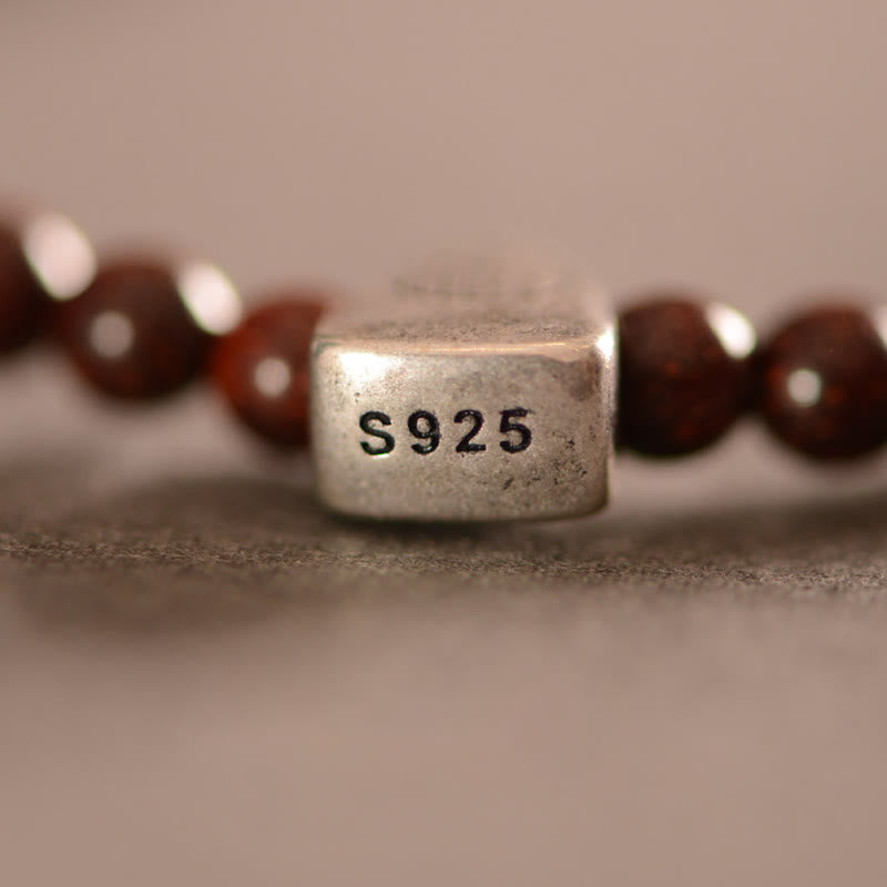 Pulsera de triple envoltura con protección de carácter Fu de sándalo rojo de hoja pequeña india de plata de ley 925 con Buddha Stones